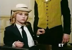 بابا دختر را بر روی نیمکت گره زد و به سختی در گربه و دهان با ضرب کلیپهای پورن و شتم ضخیم سخت کرد