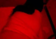 فاحشه بی رحمانه به طور مرتب کلیپ سکسی زنان زندانی را در محدوده های مختلف جاسوسی می کند