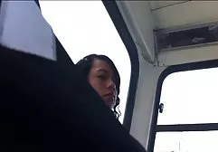سبزه اشتعال طولانی و کلیپ سکس در خانه بسیار پر سر و صدا در رختخواب با شوهرش است