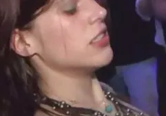 بلوند دانلود سکس کلیپ چشمک زد و دهانش را کشید