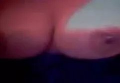 لزبین زرق و برق دار دارای ویدئو کلیپ سکسی رابطه جنسی است و لزبین بیدمشک خواب او و استمناء است