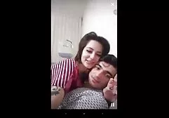 در کلیپ خارجی س راه دانشگاه، شلخته توسط یک دیوانه وار سکس با یک دوربین فیلمبرداری مواجه شد.